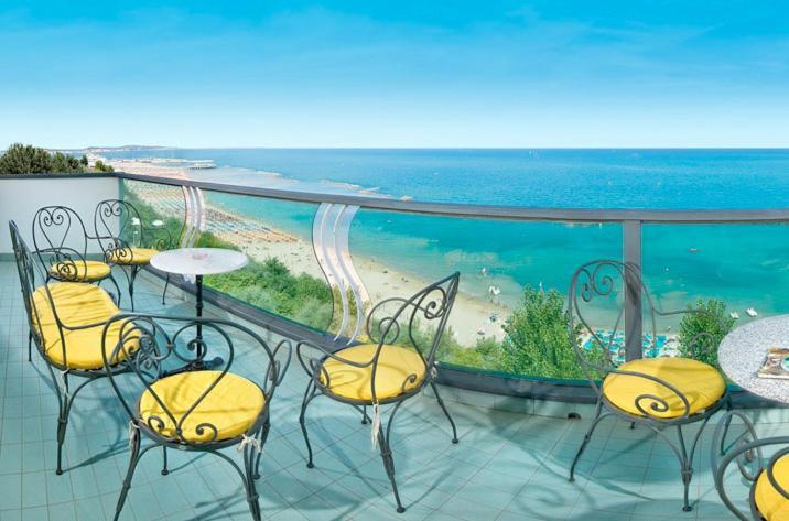 Hotel Majestic Gabicce Mare Exterior photo
